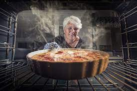 Femme qui sort son dessert du four